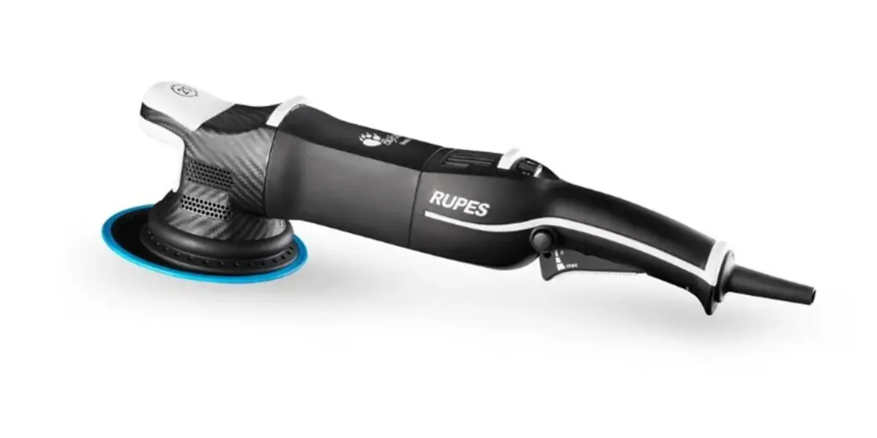 En polermaskin, Rupes LHR15ES, med en blå polertallrik och kolfiberdetaljer.