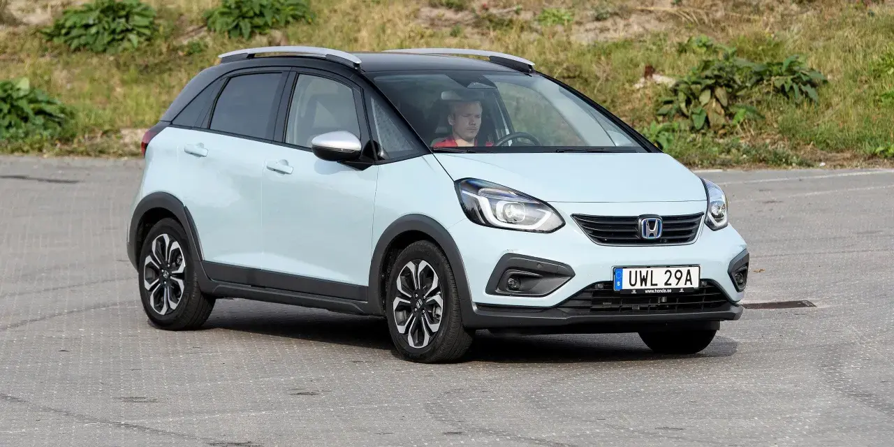 Ljusblå Honda Jazz med svart tak och takräcken körs av en man. Kanske ett problem med bilen?