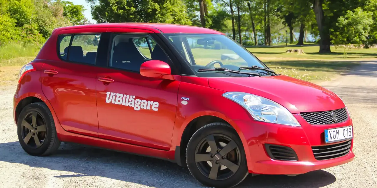 Röd Suzuki Swift med texten "ViBilägare" på sidan. Kanske ett problem med bilen?