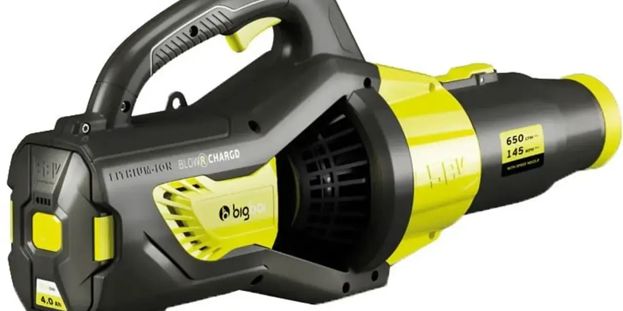 En kraftfull, batteridriven lövblås i svart och limegrönt. Denna bigboi är redo att ta itu med höstlöven.