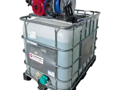 Stor IBC-tank med en Honda GX-motor och en Kränzle högtryckstvätt monterad ovanpå. Perfekt för mobila rengöringslösningar.