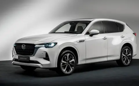Vit Mazda CX-60 PHEV, en elegant SUV. Kanske ett problem med laddningen?
