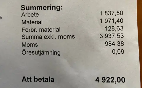 Kvittot visar en summering av servicekostnader för elbil, inklusive arbete, material och moms. Totalt att betala är 4922,00 kr.