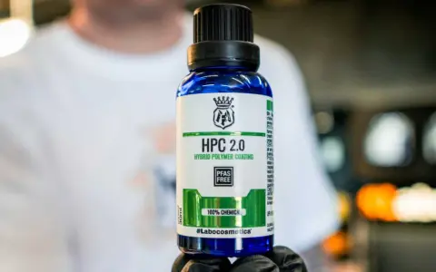 En flaska med "HPC 2.0 Hybrid Polymer Coating" från Labocosmetica. Denna PFAS-fria produkt ger en glans som en bananvaxad yta.