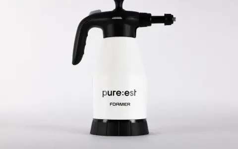En vit tryckspruta med texten "pure:est FOAMER" på. Den har ett svart handtag och en justerbar munstycke.