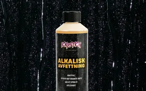 En flaska alkalisk avfettning från OKQ8, perfekt för att ta bort organisk smuts.