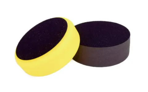 Två polertrissor, en gul och en mörk, redo för Rupes iBrid-maskinen.