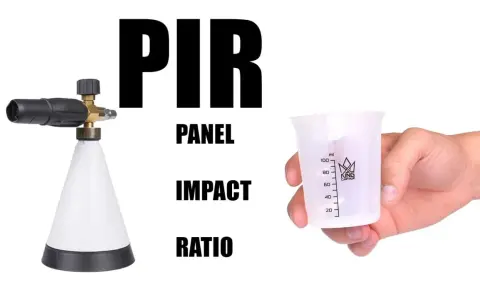 Skumpåläggare för bilvård, med måttbägare för att mäta rätt blandning. PIR står för Panel Impact Ratio.