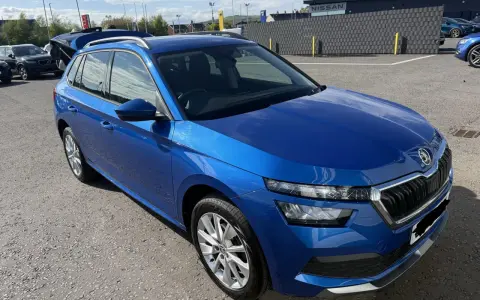 Blå Skoda Kamiq parkerad utomhus. Kanske ett problem med bilen?