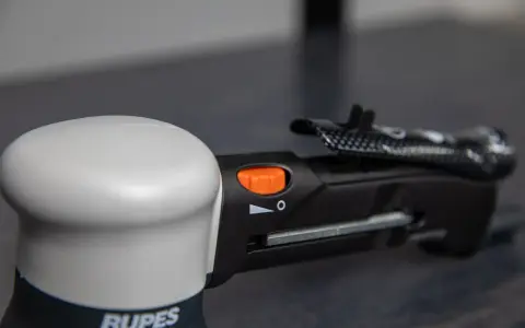 Detaljbild på en Rupes polermaskin 75mm med orange reglage.
