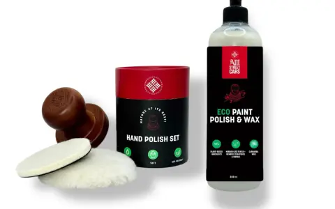 En flaska "Eco Paint Polish & Wax" med carnaubavax och ett handpoleringsset. Perfekt för att ge bilen en spegelblank finish.