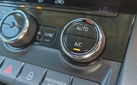Bilens klimatanläggning med knappar för AUTO och A/C. En bra lösning för hur man får bort imma i bilen snabbt.