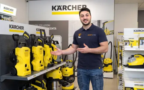 Man visar upp Kärcher HD högtryckstvättar och andra Kärcher-produkter i en butik.