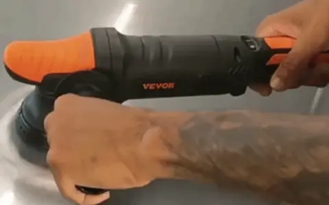 En person använder en polermaskin med borrmaskin för att polera en yta.