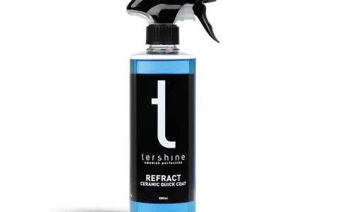 En flaska med blå bilvax, "Refract Ceramic Quick Coat", redo att ge din bil en glansig finish.