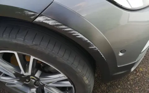 Reparera repor på bilens plastdetaljer. Här syns tydliga märken som behöver åtgärdas för att ta bort kalk och skrapmärken.