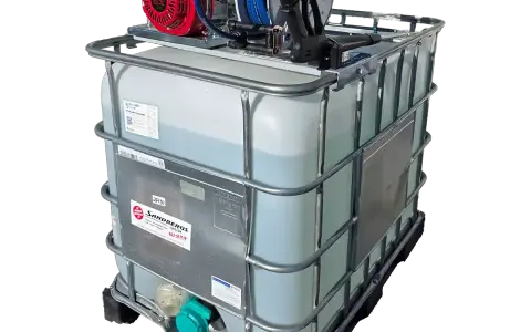 Stor IBC-tank med en Honda GX-motor och en Kränzle högtryckstvätt monterad ovanpå. Perfekt för mobila rengöringslösningar.