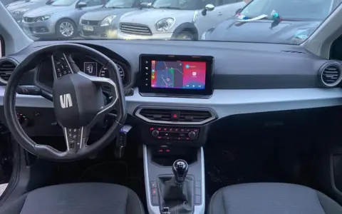 Interiör i en Seat Arona med navigationssystem som visar en karta. Kanske ett problem med kartan?