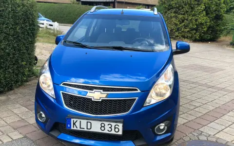 Blå Chevrolet Spark med registreringsskylten KLD 836. Ett potentiellt chevrolet spark problem kan vara att den inte startar.