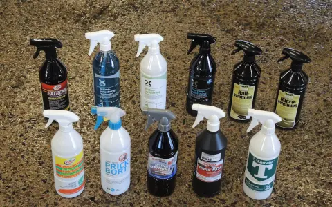 En samling flaskor med bilvårdsprodukter, inklusive flera sorters avfettning. En flaska märkt "EXTREME PREWASH" och en "SONAX POWER WASH" är tydligt synliga.