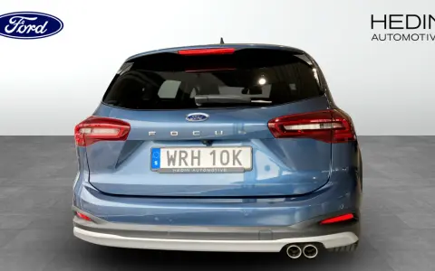 Blå Ford Focus med registreringsskylten WRH 10K. Perfekt för din nästa ford focus serviceintervall.