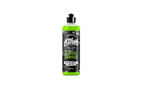 Flaska med Ethos keramiskt schampo för biltvätt, som lovar att tvätta och skydda bilen i ett steg.