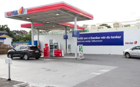 OKQ8-macken har en ny fasad. Bilar tankar vid pumparna.