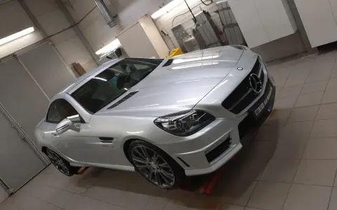 Silver Mercedes-Benz cabriolet i verkstad, redo för en power lock-behandling.