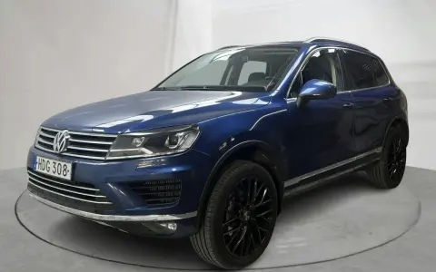 Blå VW Touareg med svarta fälgar. En bil med ett potentiellt vw touareg problem, står på en snurrplatta i en studio.