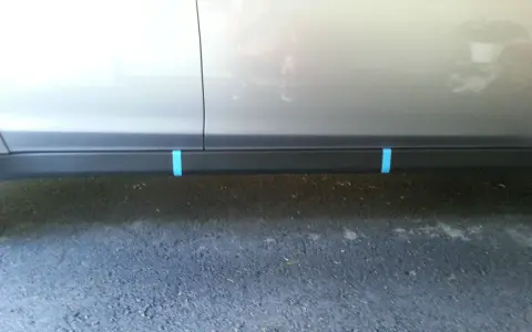 Bilens sidokjol med blå tejp som markering, en del av en koncept vista från Biltema.