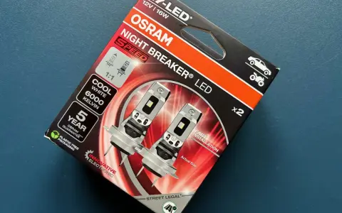 OSRAM Night Breaker LED H7-lampor för bil och MC. Ger 6000K kallvitt ljus och 5 års garanti. Snabb installation.