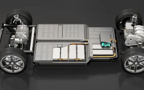 Chassi med elbilens batteripack, redo att ladda bilbatteri. Syns hjul, motor och fjädring.
