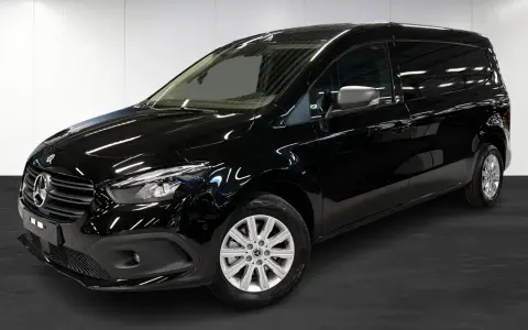 Svart Mercedes Citan skåpbil, redo för leverans. Inga synliga problem med denna Mercedes Citan.