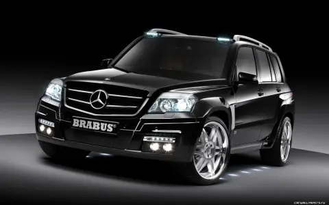 Svart Mercedes GLK 220 Brabus med extraljus på taket. En lyxig SUV, men kanske med ett oväntat mercedes glk 220 problem.