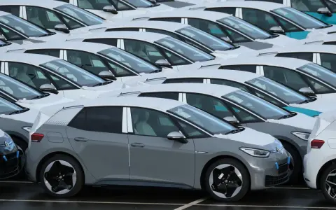 Rad på rad av VW ID.3 bilar, täckta av snö. En grå ID.3 i förgrunden, kanske ett vw id3 problem med leveransen?