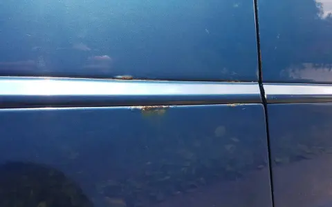 Rostfläckar på blå bil. Dags att lacka om bilen innan det blir värre.