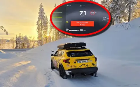 Gul Dacia Sandero med takbox i snölandskap. Varningslampan "Pericol avarie motor" lyser, ett tydligt Dacia Sandero problem.