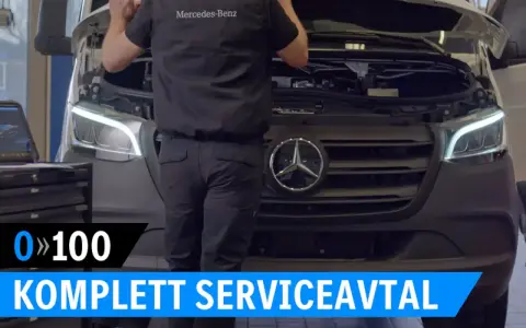 Mekaniker utför service på en Mercedes-Benz skåpbil. Texten "KOMPLETT SERVICEAVTAL" syns.