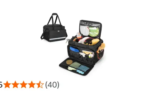 En öppen, svart detailing bag fylld med bilvårdsprodukter som svampar, flaskor och mikrofiberdukar.