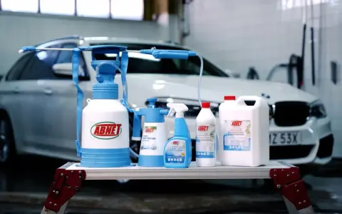 ABNETs sortiment för multi clean: skumkanon, sprayflaska och rengöringsmedel för en skinande ren bil.