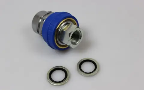 En Nilfisk Ergo adapter med blått grepp och två packningar.