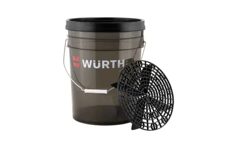 Genomskinlig tvätthink med Wurth-logotyp och ett svart galler bredvid. Perfekt för bilvård.
