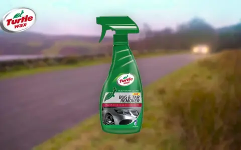 Turtle Wax Bug & Tar Remover, en kraftfull insektborttagare för din bil, redo att tackla envis smuts på vägen.