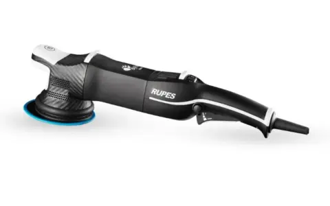 En polermaskin, Rupes LHR15 Mark III, med en blå polertallrik och ett ergonomiskt handtag.