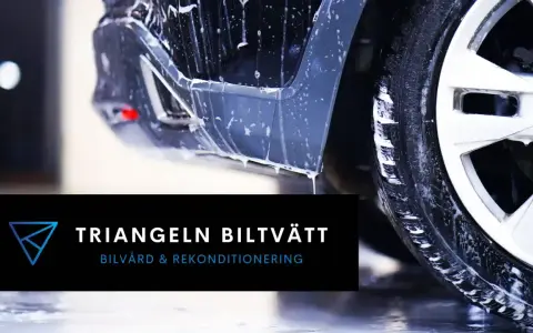 Bil som tvättas med skum, redo för Turtle Wax Pro-behandling. Triangeln Biltvätt erbjuder bilvård och rekonditionering.