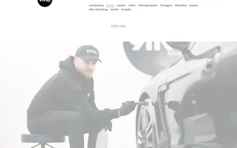 Man med keps och handskar rengör bilfälg med borste. Arcticlean-logotypen syns.