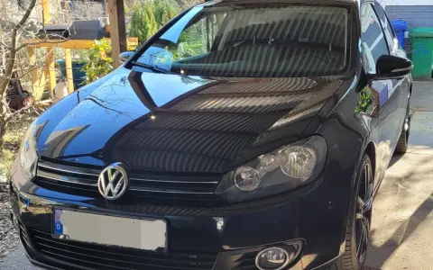 Svart VW Golf med en potentiell vw dsg problem. Bilen står parkerad utomhus under ett skärmtak.