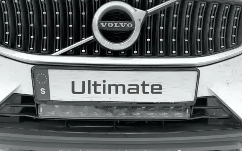 Volvo-grill med registreringsskylten "Ultimate" och en E-godkänd ledljusramp under.