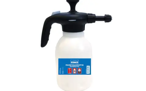 En vit tryckspruta med svart handtag och munstycke, perfekt för att skapa ett tjockt skum.