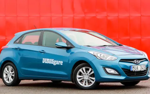 Blå Hyundai i30 med texten ViBilägare på sidan. Kanske ett Hyundai i30 problem som undersöks?